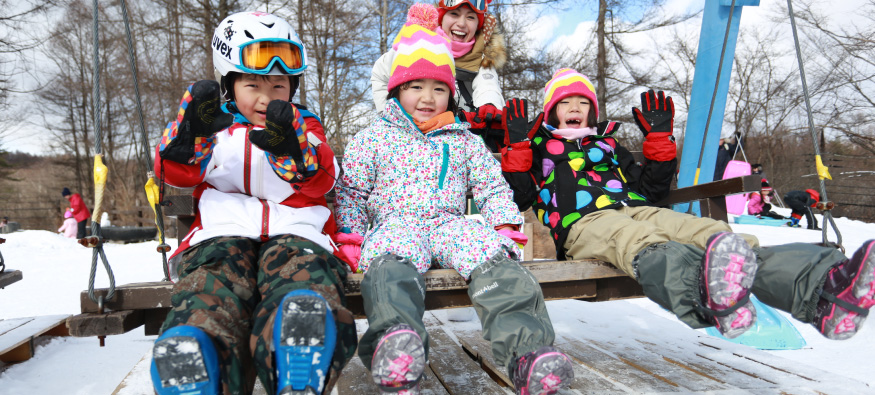 雪上ブランコを楽しむ子供たちの画像